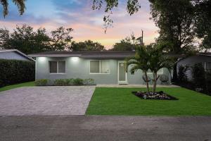 una casa con una palma nel cortile anteriore di Casa De Sol a Fort Lauderdale