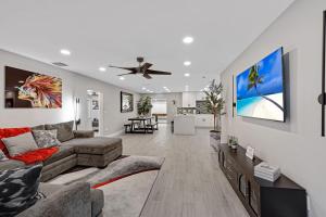 un soggiorno con un divano e un ventilatore a soffitto di Casa De Sol a Fort Lauderdale