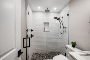 un bagno bianco con doccia e WC di Casa De Sol a Fort Lauderdale Altre 59 foto