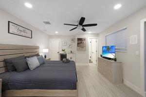 una camera da letto con un letto e un ventilatore a soffitto di Casa De Sol a Fort Lauderdale