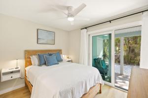 una camera con letto e porta scorrevole in vetro di The Driftwood Inn a Sanibel