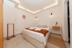 ein Schlafzimmer mit einem Bett in einem weißen Raum in der Unterkunft Beco Luz Studio in Luz