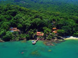 an aerial view of a beach with a boat in the water at Casa da Ilha & SPA in Abraão