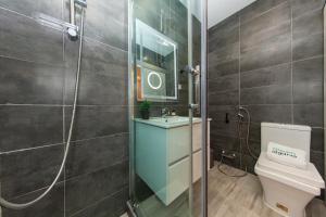 ein Badezimmer mit Dusche, Toilette und Waschbecken in der Unterkunft Beco Luz Studio in Luz + 24 Fotos