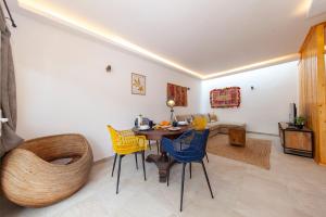 ein Wohnzimmer mit Tisch und Stühlen und einer Couch in der Unterkunft Beco Luz Studio in Luz