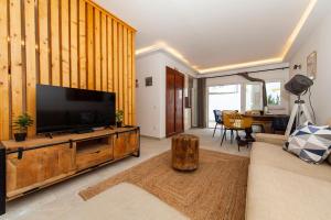 ein Wohnzimmer mit einem großen Flachbildfernseher in der Unterkunft Beco Luz Studio in Luz