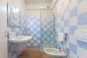 Marina di Campo AirportElba Vibe Smart Hotel的带水槽和淋浴的浴室