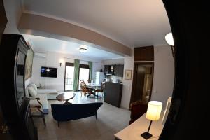 Televiisor ja/või meelelahutuskeskus majutusasutuses OLD ZAKYNTHOS GALLERY GIO 2