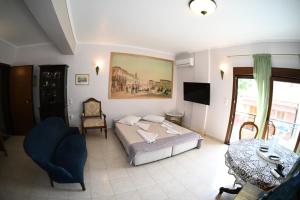 Televiisor ja/või meelelahutuskeskus majutusasutuses OLD ZAKYNTHOS GALLERY GIO 2