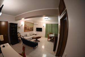 Televiisor ja/või meelelahutuskeskus majutusasutuses OLD ZAKYNTHOS GALLERY GIO 2