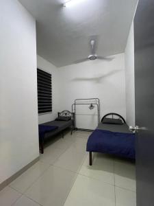 Postel nebo postele na pokoji v ubytování HOMESTAY TERATAK SAKINAH ii