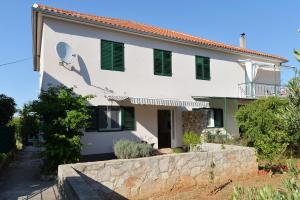a house with a painting on the side of it at Slanica Murter MATE in Murter