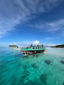 un bateau flottant dans l'eau de l'océan dans l'établissement Raja Ampat sea transport, à Pulau Saonek-kecil