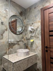 un bagno con lavandino e specchio di Hotel Galeb a Čanj