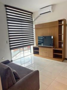 TV a/nebo společenská místnost v ubytování MONOAMBIENTES RESIDENCIALES en TARIJA