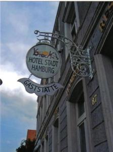 a hotel sign on the side of a building at Brocki's Hotel Stadt Hamburg in Parchim