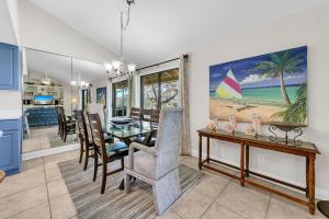 Un comedor y una cocina con mesa de comedor y sillas. en Golf Course 06D, en Destin