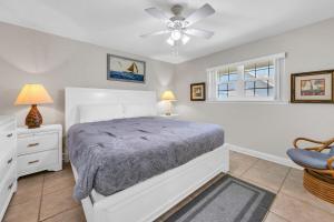 Un dormitorio con una cama y un ventilador de techo. en Golf Course 06D, en Destin 32 fotos más