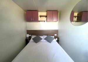 een slaapkamer met een wit bed en paarse kasten bij Del Falco AgriCamp-12 kilometers to Garda Lake and Verona in Bussolengo