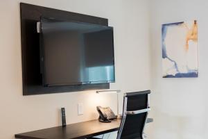 TV a/nebo společenská místnost v ubytování stayAPT Suites College Station