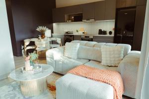 Χώρος καθιστικού στο The Sandton Nest - Cozy and Stylish Apartment