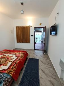 Postel nebo postele na pokoji v ubytování Sri Harshini Villa