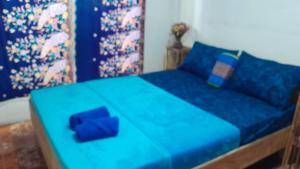 una camera con un letto blu e un divano blu di Bamboo Hut Resort and Restaurant a Ko Man Nai Altre 9 foto