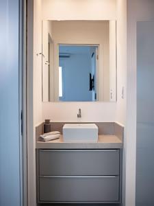 ein Badezimmer mit Waschbecken und Spiegel in der Unterkunft Vista Mar 29º - Melhor Localização em Vila Velha in Vila Velha