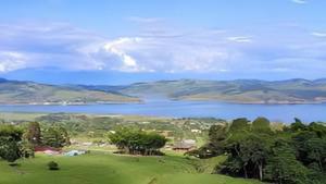 a view of a large lake in the middle of a field at Habitación de Lujo para Pareja in Darién +5 photos