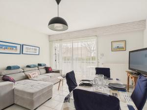 un salon avec un canapé et une table dans l'établissement Escapade tout près du Port et de la plage, à Saint-Gilles-Croix-de-Vie