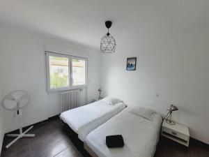 Posteľ alebo postele v izbe v ubytovaní Grande maison familiale avec piscine, proche plage