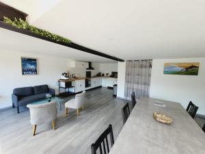 Posedenie v ubytovaní Grande maison familiale avec piscine, proche plage