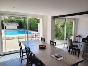 Bazén v ubytovaní Grande maison familiale avec piscine, proche plage alebo v jeho blízkosti