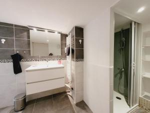 Kúpeľňa v ubytovaní Grande maison familiale avec piscine, proche plage