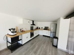 Kuchyňa alebo kuchynka v ubytovaní Grande maison familiale avec piscine, proche plage + 23 fotografií