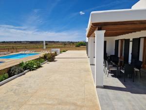 un patio de una villa con piscina en Ses Viñas De Cas Baixero, en La Mola
