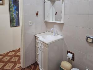 Bilik mandi di Casa c/ 3quartos a 450m da Praia da Enseada MQ1632 +17 gambar