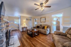 TV a/nebo společenská místnost v ubytování Mid-Century Cabin