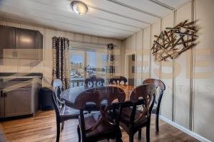 Posezení v ubytování Mid-Century Cabin