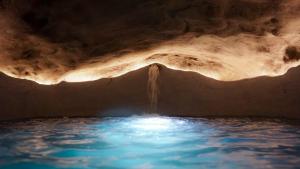 a cave with a water fall in the middle at B&B CANNETO in Monteverdi Marittimo