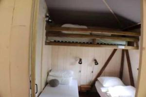 ein Zimmer mit 2 Betten in einem kleinen Zimmer in der Unterkunft Cabane 3 étoiles - Piscine - eec0cc in Belguiral