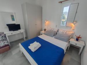 Postel nebo postele na pokoji v ubytování Kikis dream refurbished apartment with a bacony and sea views