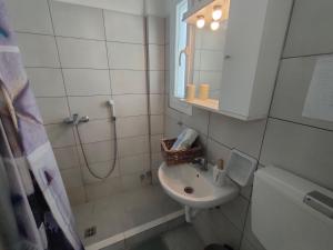 Koupelna v ubytování Kikis dream refurbished apartment with a bacony and sea views