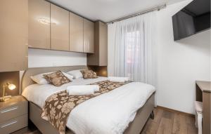 Ένα ή περισσότερα κρεβάτια σε δωμάτιο στο Amazing Home In Lovran With Sauna
