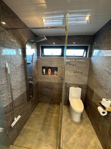 een badkamer met een douche en een toilet. bij Caz la plaz - Beach front apartment - 2BR in Flic-en-Flac +8 foto's