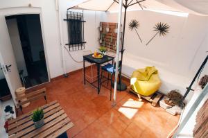 an overhead view of a room with a table and bench at ATP San Cristóbal a 5 minutos de Puerta Purchena - Alcazaba - Catedral - Wifi Gratis! in Almería +46 photos