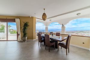 Balkón nebo terasa v ubytování LuxuryVilla HeatedPool CostaAdeje PanoramicSeaView