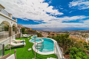 Bazén v ubytování LuxuryVilla HeatedPool CostaAdeje PanoramicSeaView nebo v jeho okolí