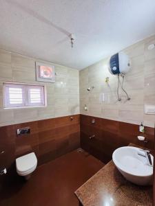 Koupelna v ubytování Hotel Yajna Comforts