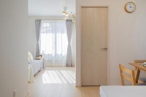 ein Zimmer mit einer Tür, die zu einem Schlafzimmer führt in der Unterkunft Magazine Home Tokyo Spacious 93 3BR Skytree7 minutesAsakusa12 minutes by train in Tokio